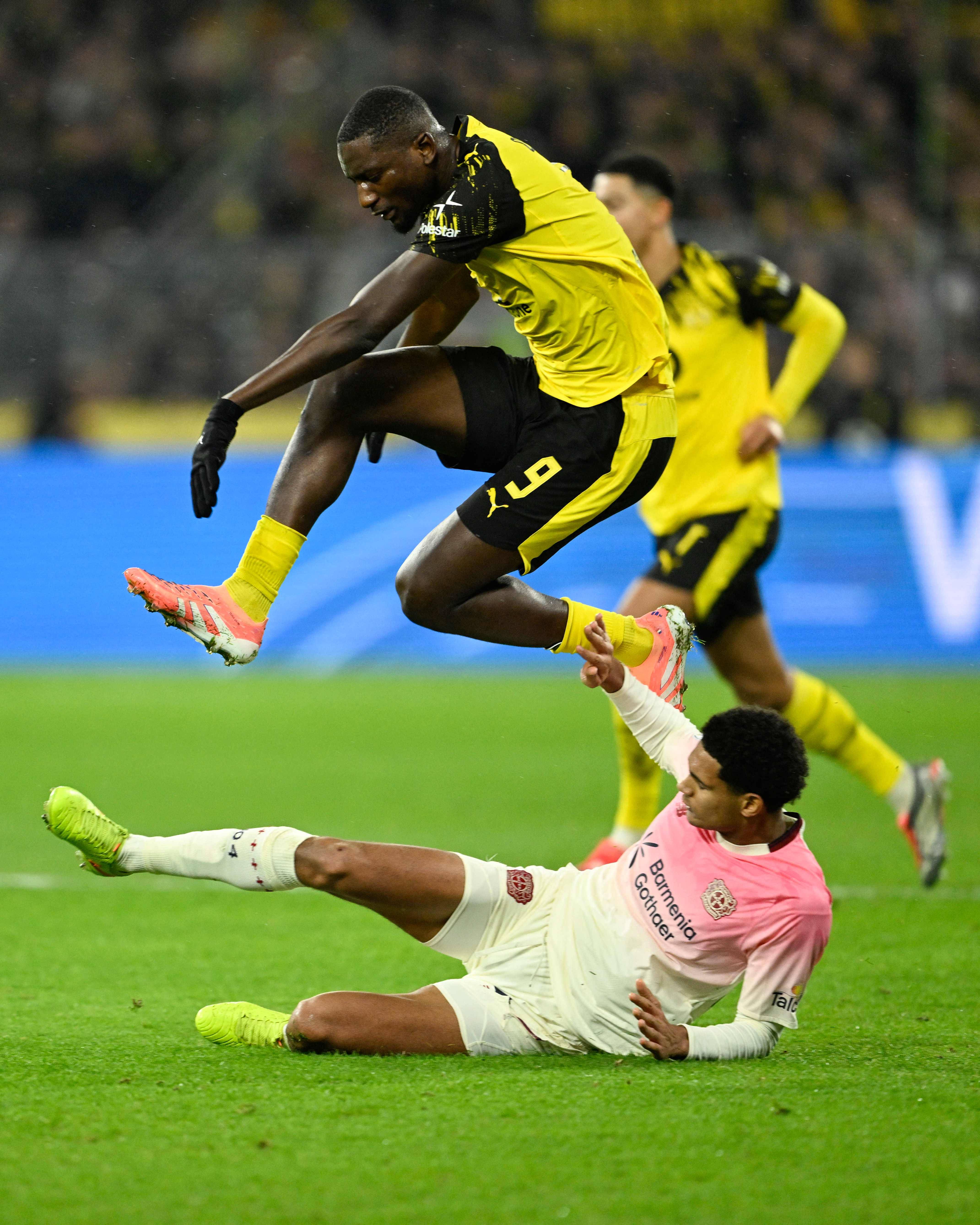 从勒沃库森防线松动备战德国杯到新奥尔良鹈鹕国际比赛日复出首秀,集结日比利亚雷亚尔扳平良机 从勒沃库森防线松动备战德国杯到新奥尔良鹈鹕国际比赛日复出首秀,集结日比利亚雷亚尔扳平良机